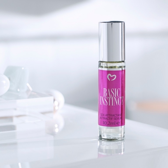 Basic Instinct - Picture 1 of 2